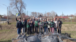 Школьники города очищают берега водоемов
