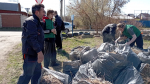 Школьники города очищают берега водоемов