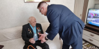 Глава администрации Индустриального района  вручил памятные медали «Почетный гражданин города» - Администрация г. Барнаул