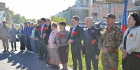 У памятного знака, посвящённого Алексею Скурлатову, прошла торжественная церемония возложения цветов - Администрация г. Барнаул
