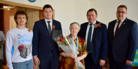 Глава администрации Индустриального района  вручил памятные медали «Почетный гражданин города» - Администрация г. Барнаул