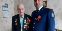В Барнауле следователи СК поздравили с Днем Победы ветерана войны 98-летнего Медведенко Петра Михайловича - Следственный комитет