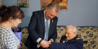 Александр Романенко поздравил с 80-летием Победы фронтовика Владимира Николаевича Кушпелева - Единая Россия