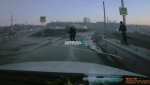 В Барнауле подростки на электросамокатах едва не попали под колеса машины