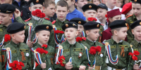 Сотни человек пришли возложить цветы к Мемориалу Славы в День Победы в Барнауле Фото №1 - Алтайская правда