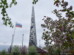 Губернатор Алтайского края и сенаторы Совета Федерации возложили цветы к стеле «Город трудовой доблести» в Барнауле