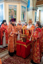 В день Преполовения Пятидесятницы, митрополит Сергий совершил Литургию в кафедральном соборе