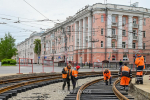 Сотрудники службы пути «Горэлектротранса» сегодня приступили к монтажу рельсошпальной решетки на площади Октября