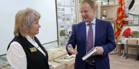 Виктор Томенко поздравил с последним звонков выпускников одной из школ Барнаула - Комсомольская Правда