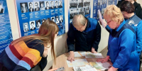 Волонтеры оказывают информационную помощь жителям Ленинского района в голосовании за объекты благоустройства - Администрация г. Барнаул