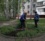 На территории Индустриального района ведутся работы по благоустройству клумб