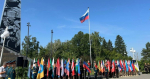 Флаг России подняли в Нагорном парке у стелы «Город трудовой доблести»