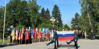 Торжественная церемония поднятия флага России прошла в Барнауле - Комсомольская Правда