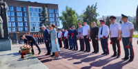 В День памяти и скорби руководитель следственного управления СК России по Алтайскому краю возложил цветы к Мемориалу Славы - Следственный комитет