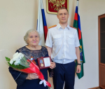 Сотрудники следственного управления СК России по Алтайскому краю вручили памятные медали ветеранам - детям блокадного Ленинграда