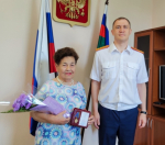 Сотрудники следственного управления СК России по Алтайскому краю вручили памятные медали ветеранам - детям блокадного Ленинграда