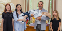 Состоялась выписка первой в Алтайском крае тройни, родившейся в 2025 году - Телеканал Катунь 24