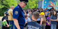 Офицеры следственного управления СК России по Алтайскому краю провели учебное занятие с воспитанниками патриотической смены детского оздоровительного лагеря - Следственный комитет