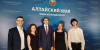 В Барнауле чествовали лучших выпускников школ 2025 года - Комитет по образованию