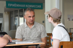 Ректор лично консультировал абитуриентов в приёмной комиссии