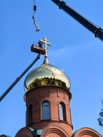 Митрополит Сергий совершил освящение новосооруженных креста и куполов для строящегося храма