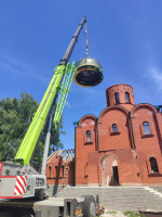 Митрополит Сергий совершил освящение новосооруженных креста и куполов для строящегося храма