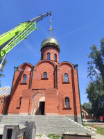 Митрополит Сергий совершил освящение новосооруженных креста и куполов для строящегося храма
