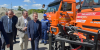 Вячеслав Франк передает спецтехнику "Автодорстрою" / Фото: barnaul.org - ИА Амител