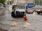 МБУ «Автодорстрой» проводит работы по очистке ливневок в местах скопления воды