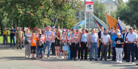 В День ВДВ в Барнауле возложили цветы к монументу героям-десантникам - Телеканал Катунь 24