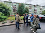 В Железнодорожном районе прошло выездное совещание по вопросу благоустройства двора по нацпроекту «Инфраструктура для жизни»