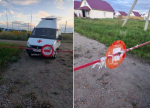 В барнаульском поселке Благодатный перегородили шлагбаумом улицу и не пустили скорую к пациенту