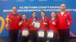 Фото из личного архива спортсменов / Алтайские саблистки с тренерами Валерианом Феоктистовым (слева) и Даниилом Бубенчиковым фото