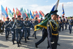 В Барнауле прошло торжественное поднятие Государственного флага России