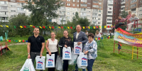 1 сентября единороссы вручили подарки школьникам в рамках акции «Собери ребенка в школу» - Единая Россия