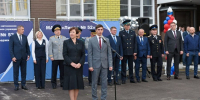 Глава Барнаульской гордумы Галина Буевич и замглавы администрации Барнаула Андрей Федоров на линейке в гимназии № 52 - НовостиАлтая.рф