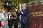 Торжественная линейка в Алтайском государственном медицинском университете: большой фоторепортаж