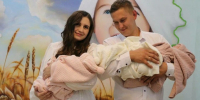 Родители с новорожденными 
 / Фото: правительство Алтайского края - ИА Амител
