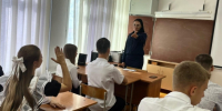В День солидарности в борьбе с терроризмом следователь Кулундинского межрайонного следственного отдела следственного управления СК России по Алтайскому краю провела беседу с учащимися Табунской школы - Следственный комитет