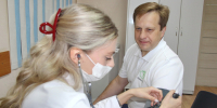 Дмитрий Попов на вакцинации / Фото: Минздрав Алтайского края - ИА Амител