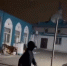 Подростки подбрасывают свинину к мечети / Фото: islamnews.ru - ИА Амител