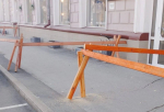 Жители Барнаула пожаловались на осыпающуюся с фасада здания штукатурку