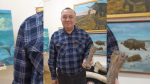 Кость зубра в руках у жителя Удмуртии / Фото: Музей-заповедник "Иднакар" / "ВКонтакте"