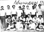 "Металлург" из Бекабада - победитель Кубка Узбекистана 1985 года. Слева от спортивного трофея Александр Артюхов