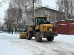 В Октябрьском районе ведётся уборка снега на внутриквартальных проездах