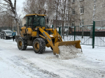 В Октябрьском районе ведётся уборка снега на внутриквартальных проездах