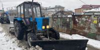 Дорожная служба чистит тротуары, подходы к пешеходным переходам, площадки остановочных павильонов от мокрого снега - Администрация г. Барнаул