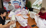 В прошедшие выходные активные жители п.Казённая Заимка объединились для оказания помощи в пошиве постельного белья для госпиталей