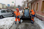 Дорожники обрабатывают улицы Барнаула противогололедными средствами