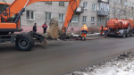 В Барнауле устраняют коммунальную аварию в переулке Малый Прудской